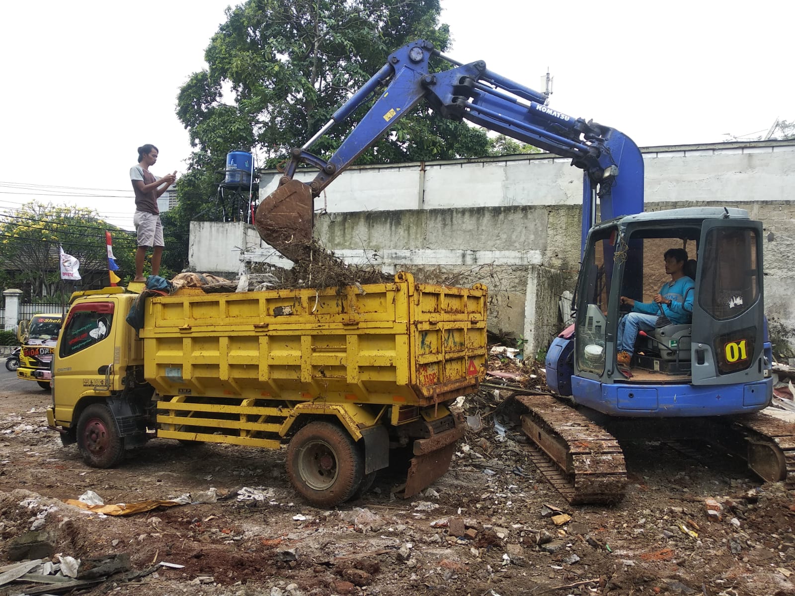 exavator sedang muat