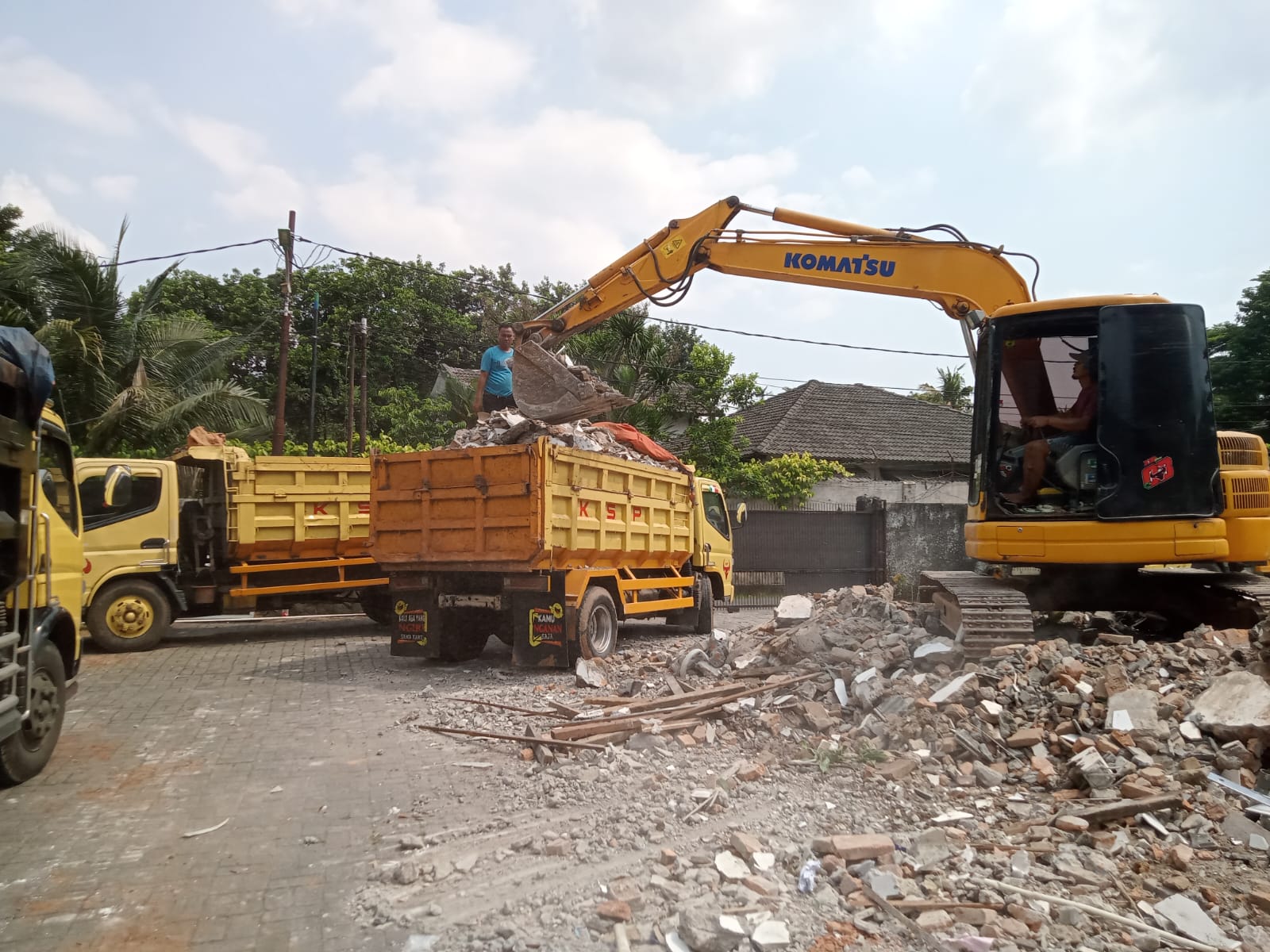 muat puing dengan exavator