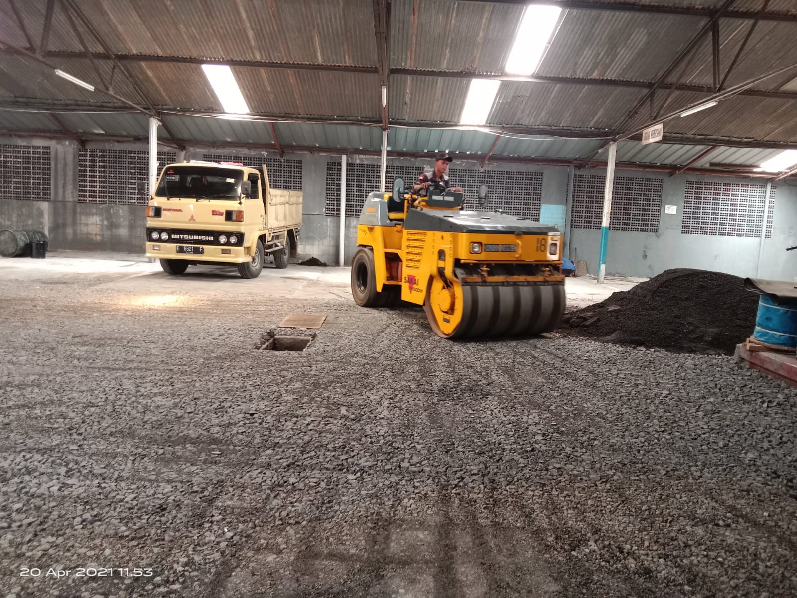 Proyek Aspal Hotmix: pemadatan area gudang dengan wales