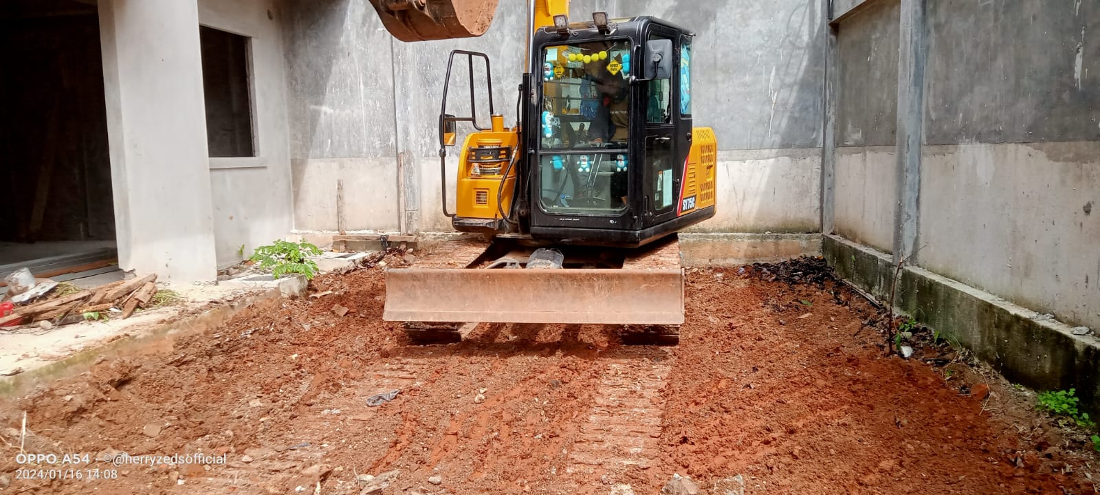 pengurugan tanah merah dan pemadatan dengan exavator