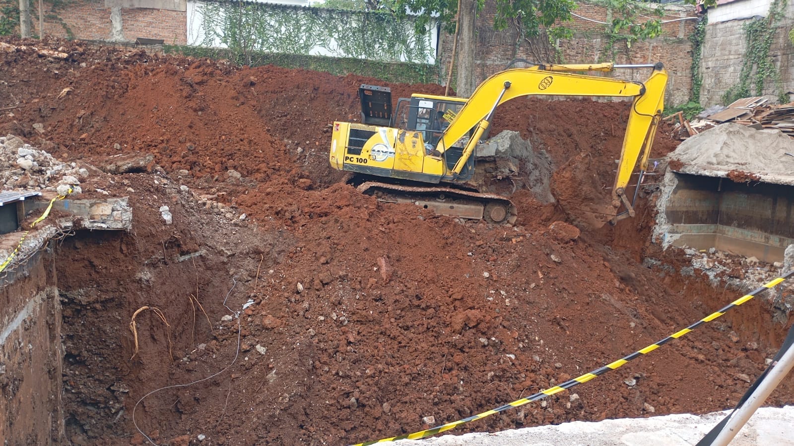 perataan tanah merah dengan exavator